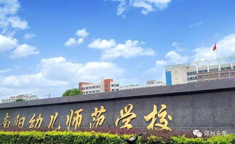 邓州一大波中学毕业生在这里排出“十米长龙”