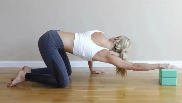 直角肩才是显瘦的关键！常练这几个体式，你就是行走的“衣架子”