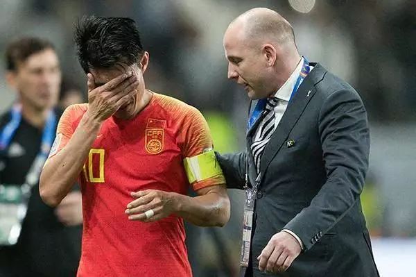 郑智功成身退缺席中国杯，谁又能接替“队魂”成为国足中场大梁？