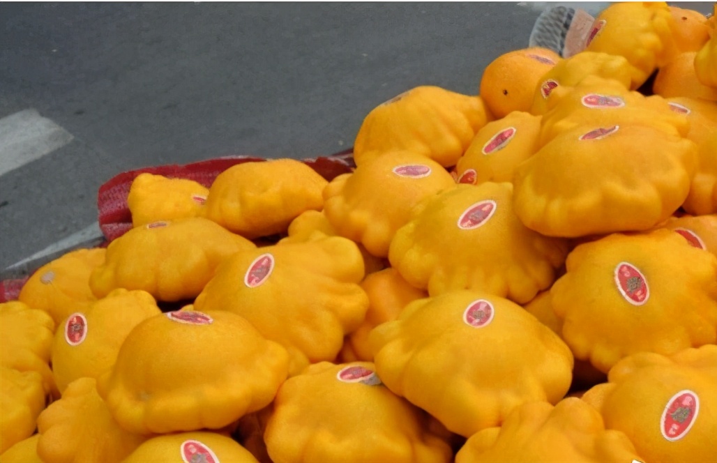 通体金黄,形似莲花,常被当成“高档水果”售卖,便宜也别买