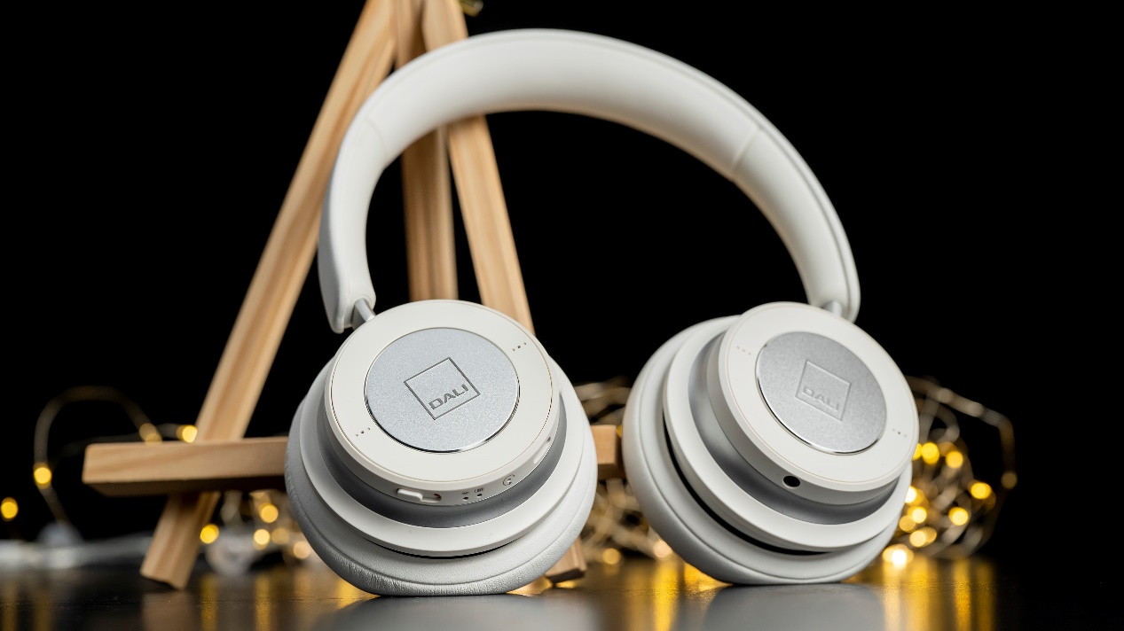 为什么说DALI头戴式耳机IO-6能有堪比影院级别的音质效果