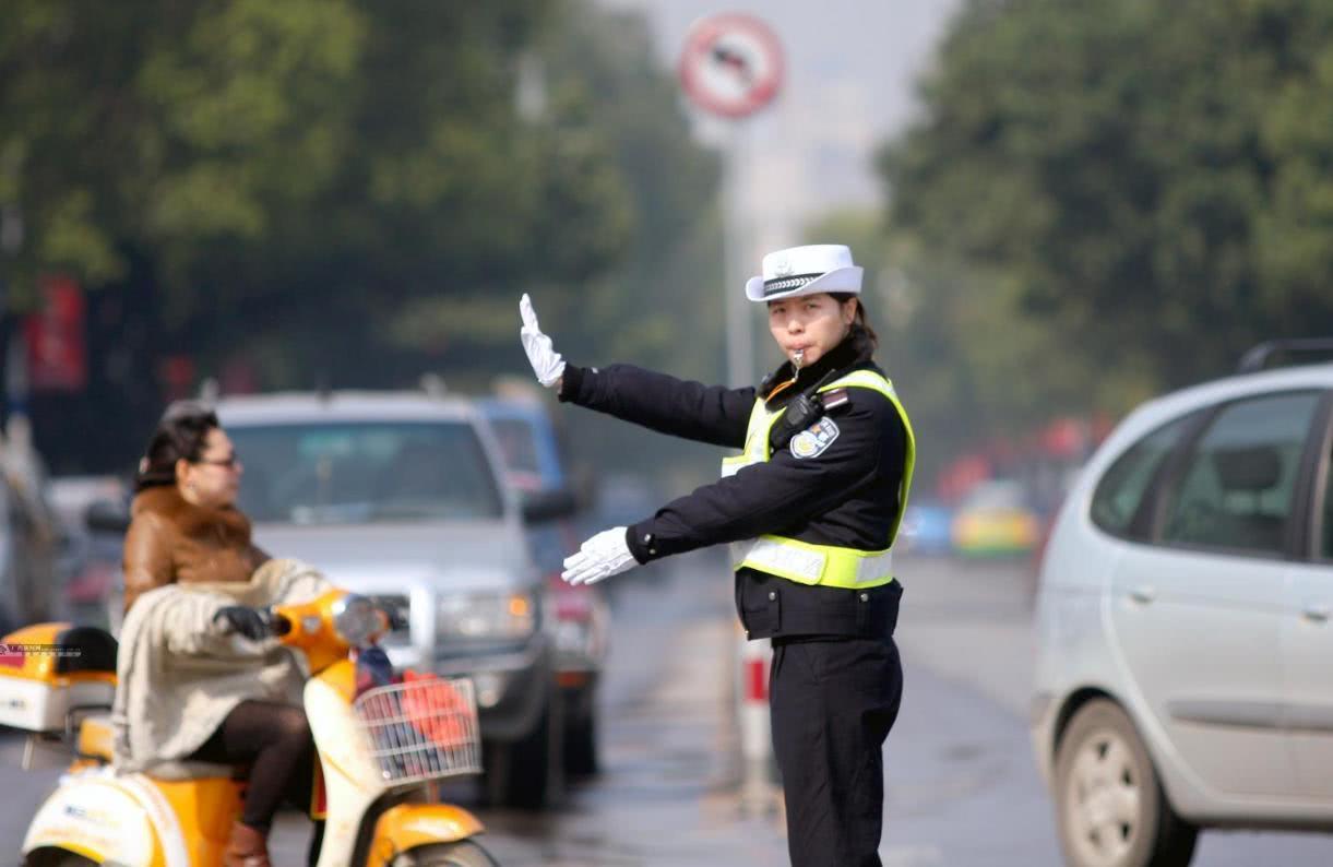 新手红灯右转直接被扣12分,红灯时右转扣6分你中招了吗