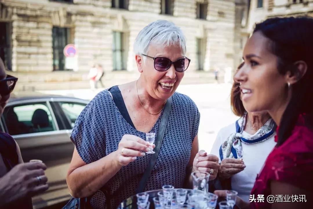 外国人喝酱香型茅台,德国人感受中国美食