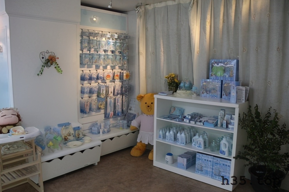 最新童装店双门头装修效果图,童装店怎么装修才有顾客