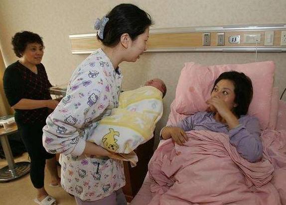 27岁产妇在产房里竟遭如此对待,产妇产房里走出来后家人的反应