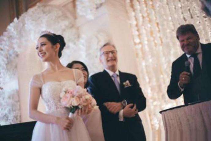 郎朗携爱妻出席活动大秀恩爱,郎朗与娇妻新婚后合体登台表演