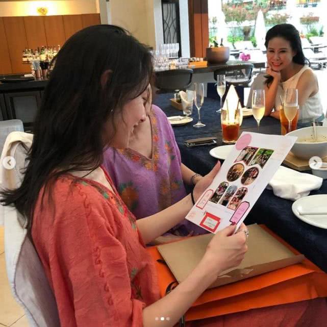 梁洛施晒旧照庆祝生日,梁洛施晒双胞胎儿子生日