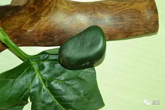 碧玉翠绿和菠菜绿的区别,碧玉菠菜绿是很暗的绿吗