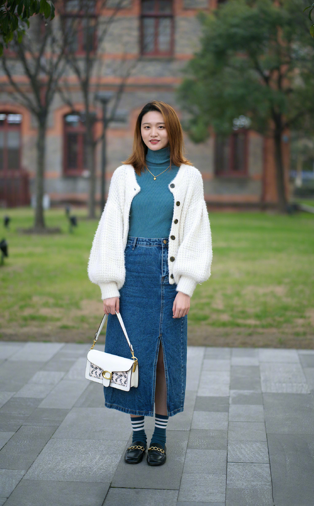 春天穿半身长裙,黑色半身长裙配什么上衣好看夏天