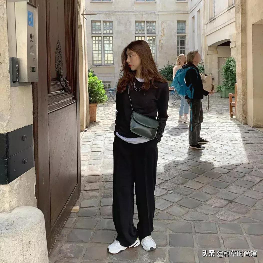 人手一件的卫衣怎么穿才时髦高级,女孩穿什么颜色卫衣洋气