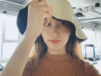 女人过了45,建议出游戴帽子,既减龄还防晒,清新优雅气质撩人