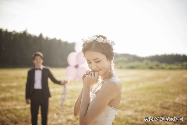 拍婚纱照全买还是只挑套餐,拍婚纱照与办酒席哪个好