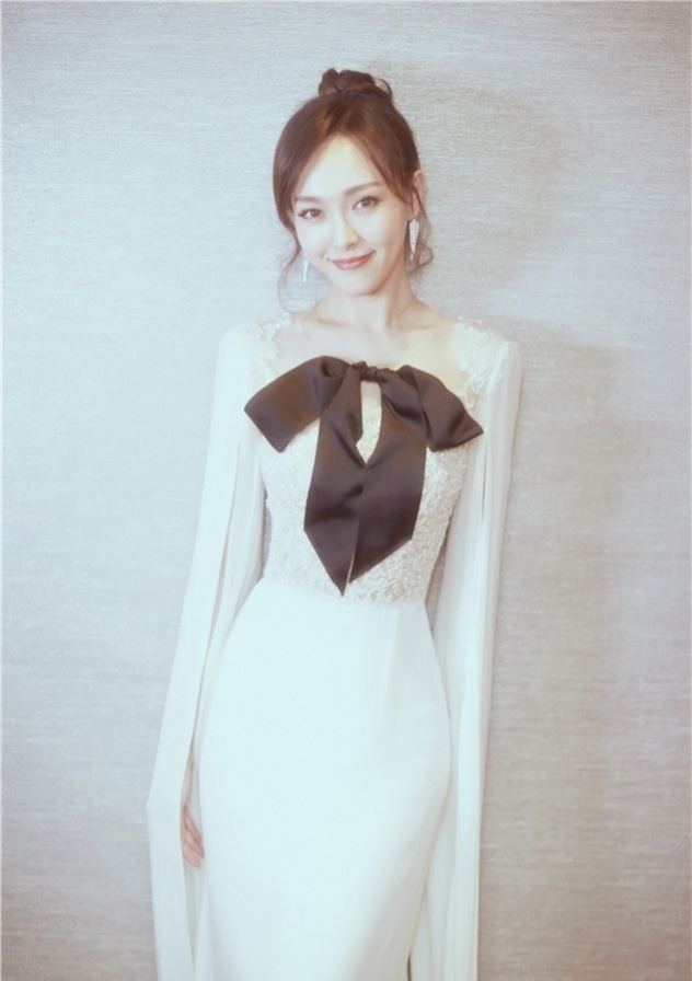 唐嫣穿蝴蝶结一字肩,唐嫣身穿蝴蝶结粉色礼裙惊艳全场