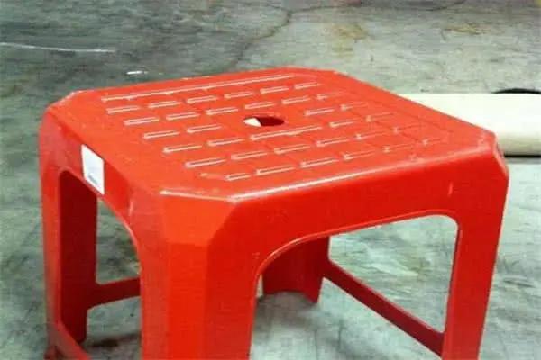 塑料凳子为什么中间有个洞,怎么塑料凳子中间都会有一个洞