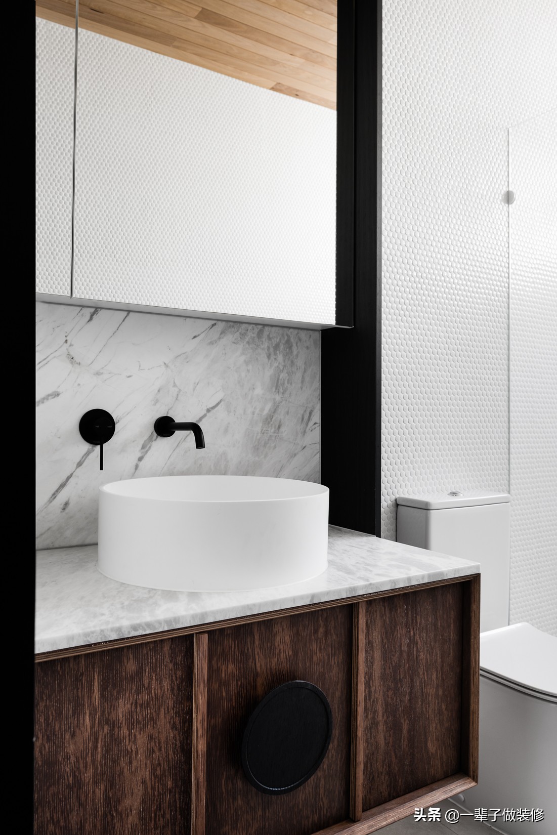 酒店三五好友小聚,三五好友酒店小聚畅谈人生