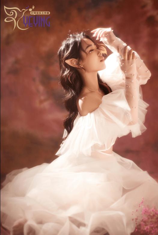 听见好音乐，带你了解歌手叶莺，她是一位可甜可A的Live型小姐姐