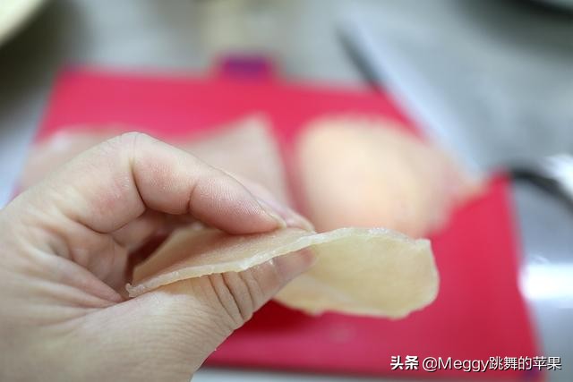 三伏天做水煮肉,一个小妙招,让你手工切出薄如蝉翼的完整肉片