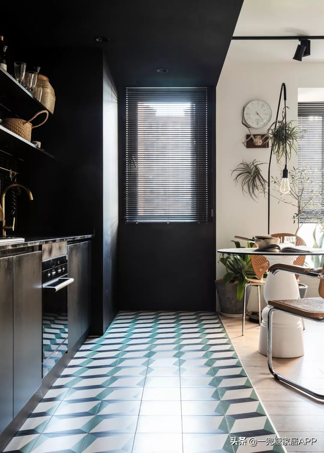 黑色直纹橱柜装修效果图,入门玄关橱柜效果图