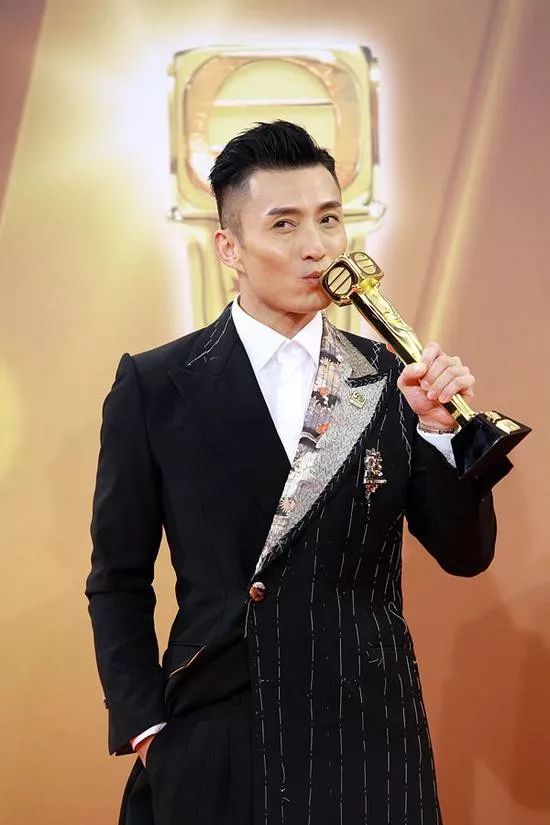 恭喜恭喜！TVB力捧小生与圈外女友注册结婚：结束5年爱情长跑