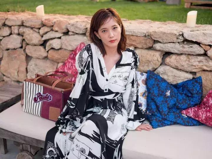 还在执迷于小包？王菲、杨幂早就背上了实用能装的...购物袋？