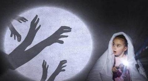 孩子胆小怕黑父母该怎么做,快两岁宝宝胆小怕黑怎么引导