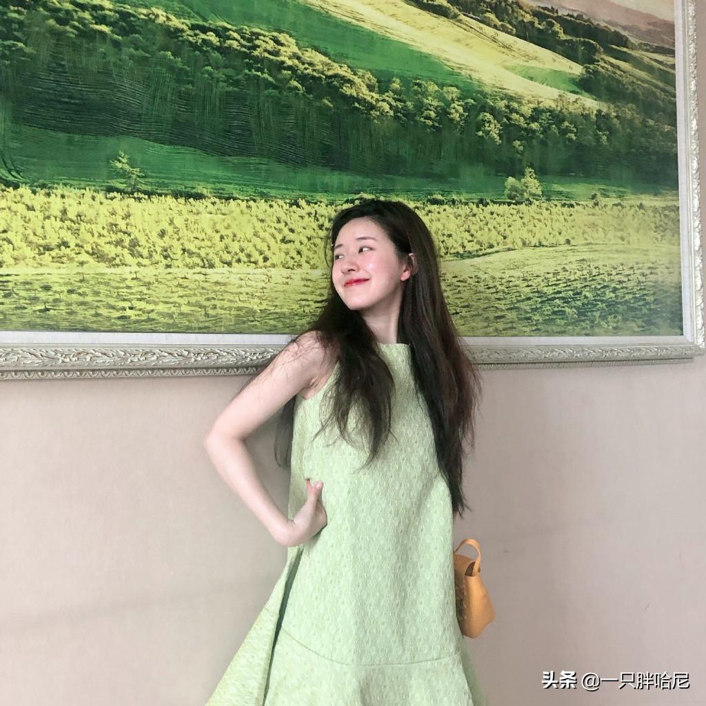 今年最新款的裙子小个子穿,今年流行裙子里面穿裤子