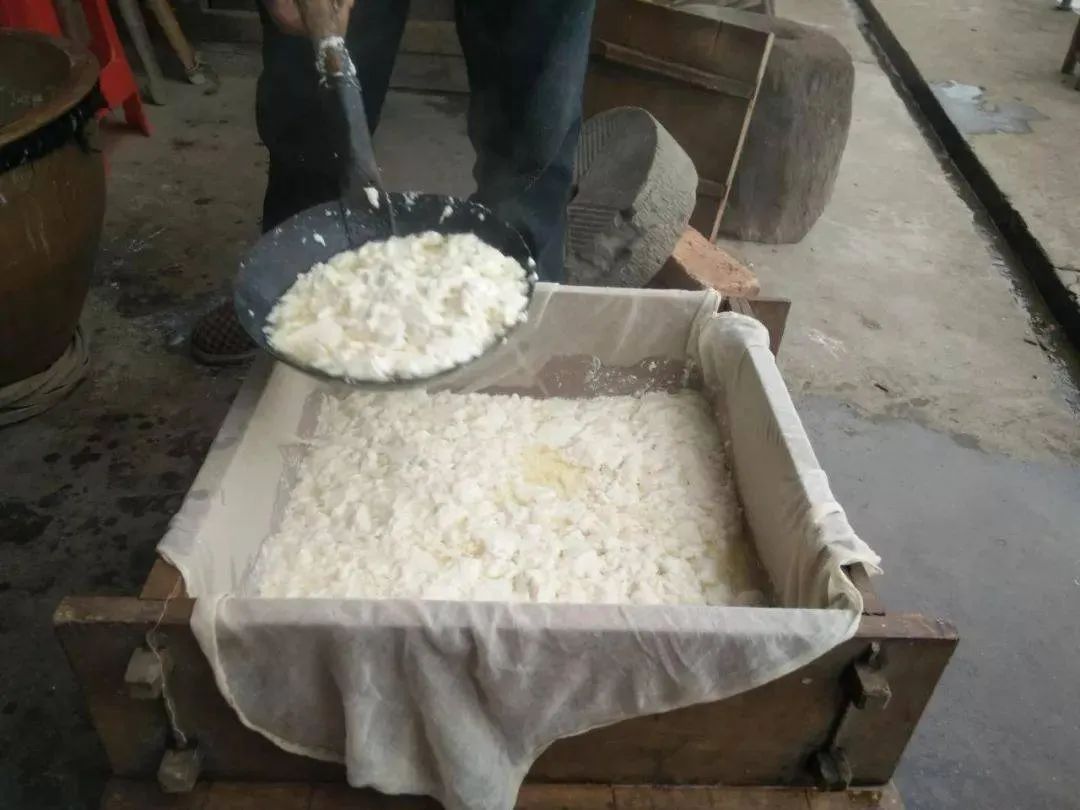 这种野果曾是我们的食物，插上竹棍变成玩具，如今却沦为“垃圾”