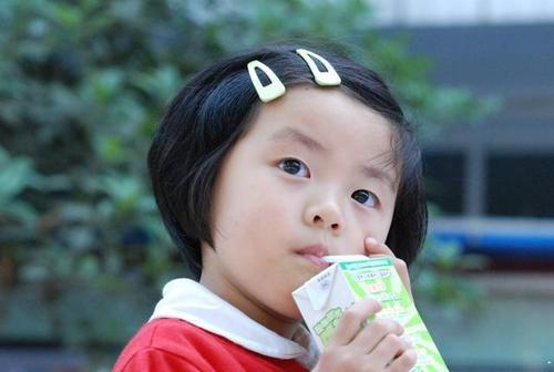 双胞胎姐妹天天喝豆浆,两个双胞胎一个喝牛奶一个喝豆浆
