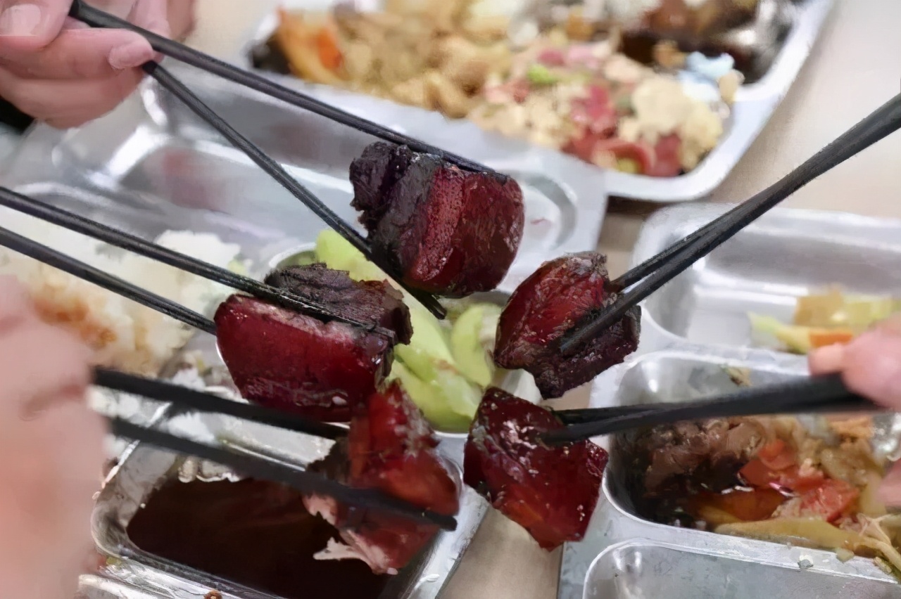 这些高校送的毕业礼物火了,送瓜的,送芯片的,还有送男朋友的