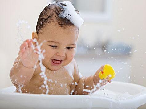 3岁宝宝一洗澡就大哭，医生检查身体没问题，罪魁祸首是奶奶