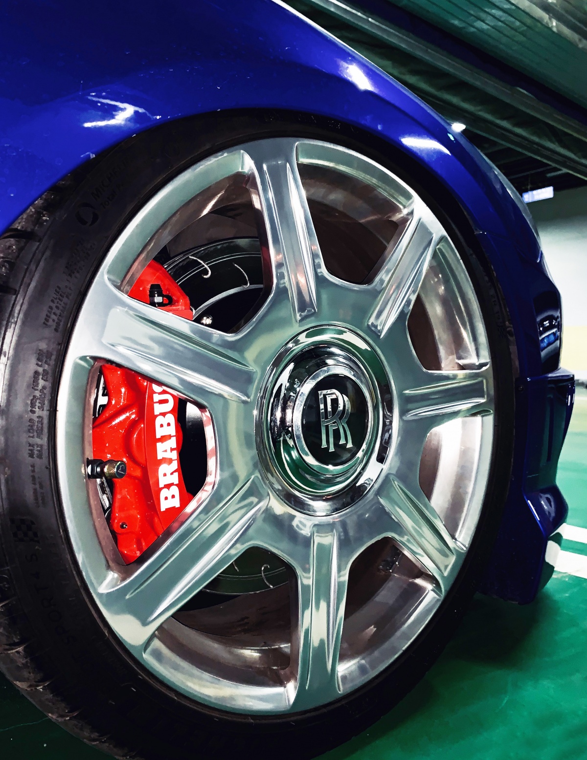 换上劳斯莱斯轮毂的巴博斯26SC，全身散发出高贵的气质