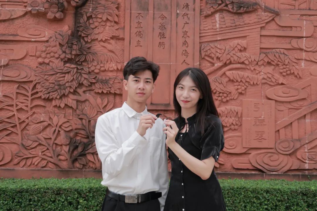 这些高校送的毕业礼物火了,送瓜的,送芯片的,还有送男朋友的