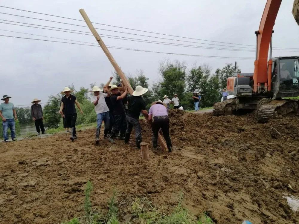 寒夜中有你们逆风而行的身影,逆风而行风雨中的身影