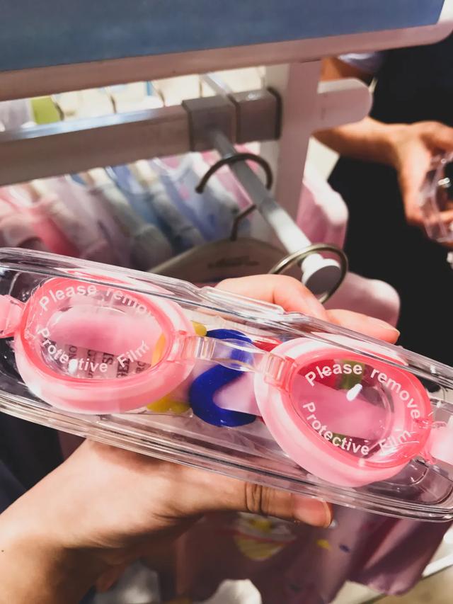 带娃游泳必须戴泳镜吗,儿童学游泳适合戴大框泳镜吗