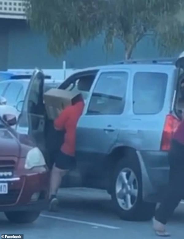 澳洲司机头戴纸箱防病毒，上车时却险些被卡住