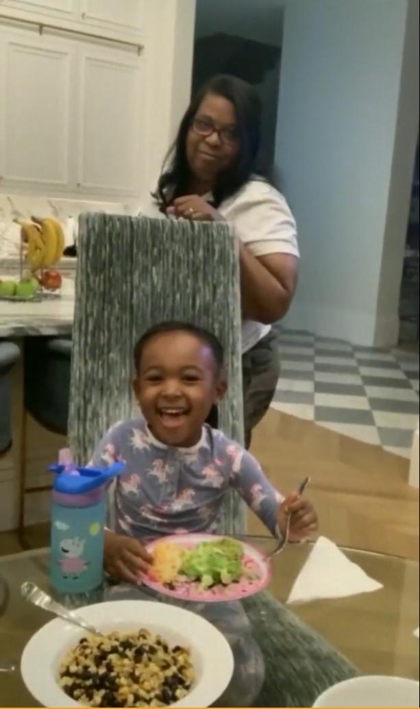 詹皇一家享用墨西哥大餐！老詹让喊玉米饼周二妻子嫌丢人躲身后