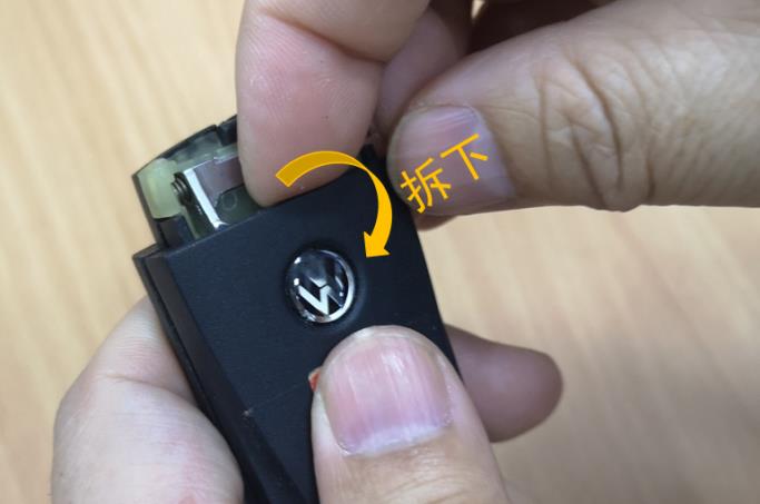 更换宝来车钥匙电池,迈腾车钥匙原装电池