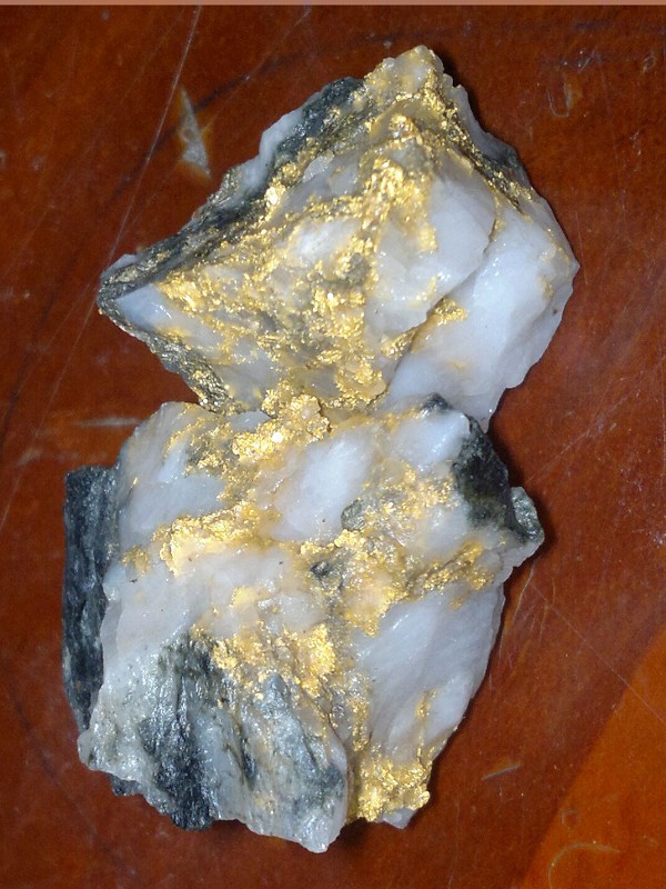 金矿里的黄金是啥样的,从金矿出来的黄金是什么样子的