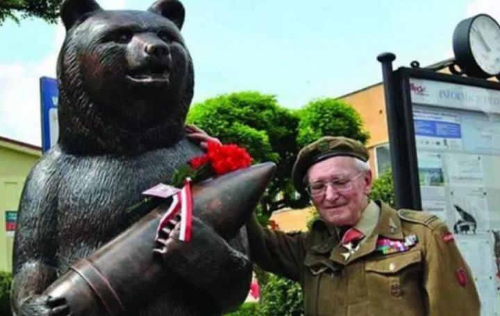 最骚士兵熊：抽烟喝酒花钱，样样在行，还是个战斗英“熊”