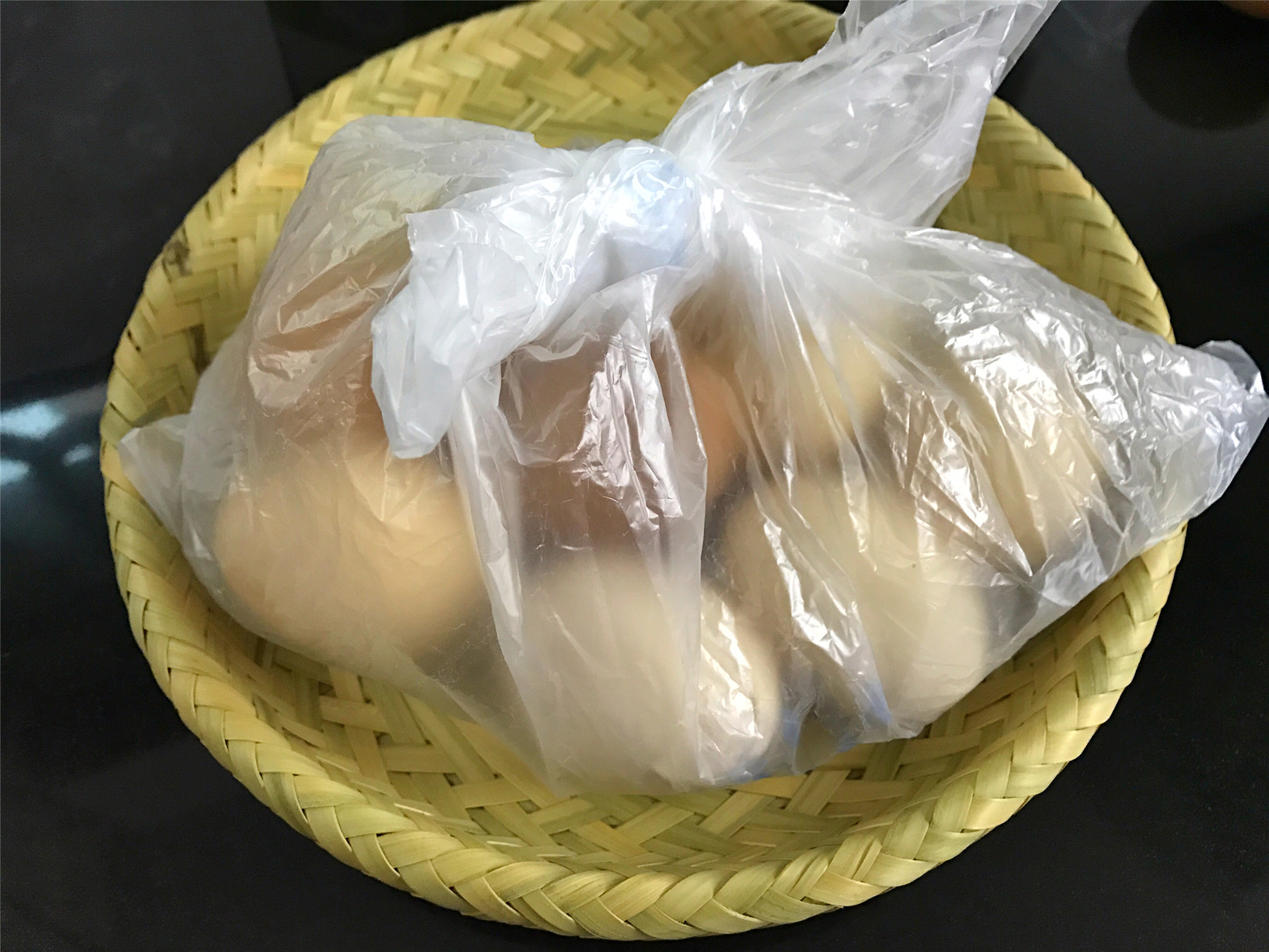 鸡蛋是放在冰箱保存还是常温保存,大批量鸡蛋保存一年不坏的方法