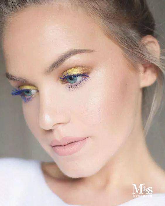 很多品牌推出各种颜色的睫毛膏,却孤零零地躺在专柜里无人问津