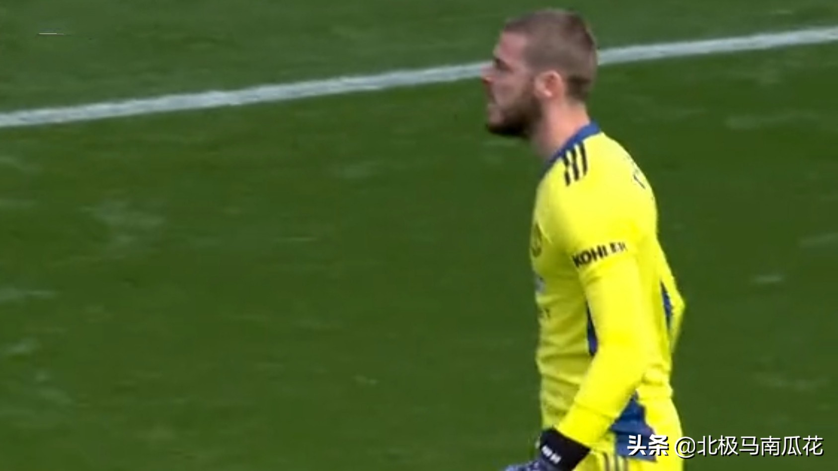 你没看错，曼联的确穿的红色球衣；德赫亚该把球门带走