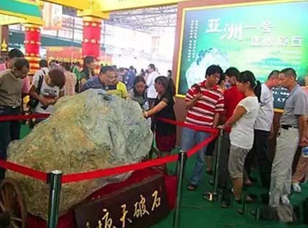 轰动玉石界的原石,轰动翡翠界的事件