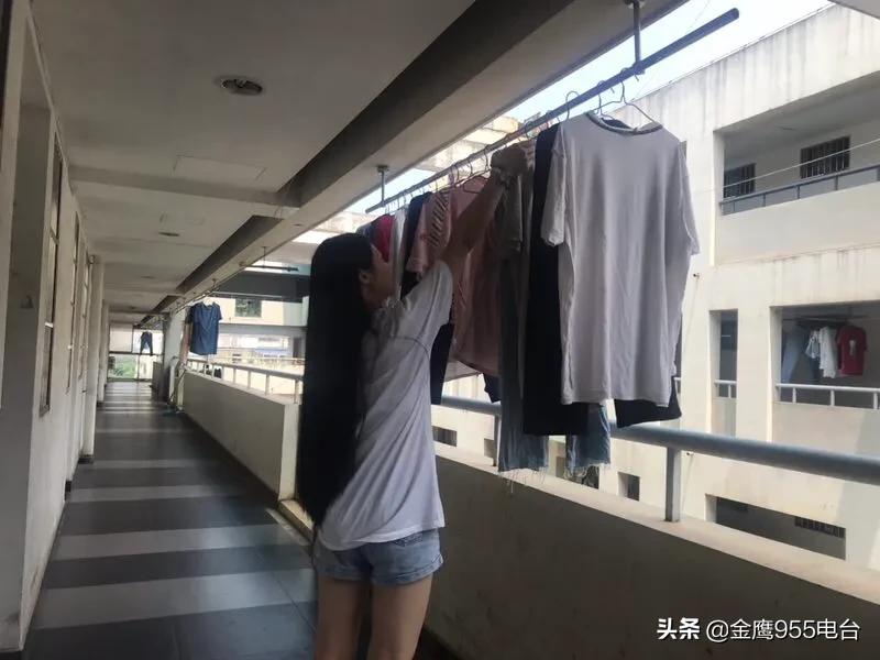 变态男!光天化日下频偷长沙一小区女性贴身内衣裤