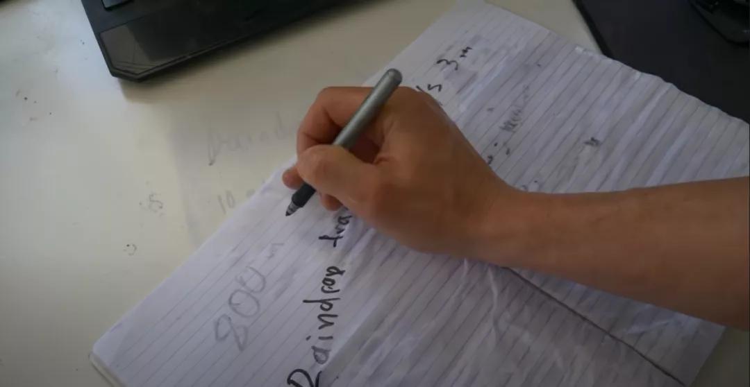 为了验证商场测体温是不是形式，油管博主把脑门捂到48度