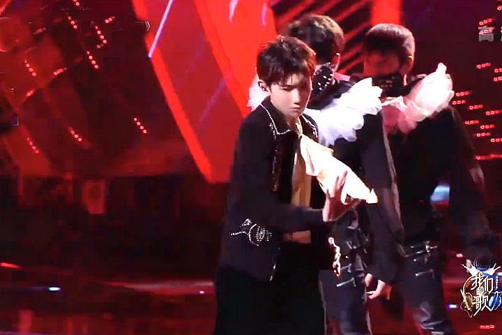 暗黑王源上线，全新演绎《血腥爱情故事》，舞蹈燃炸全场