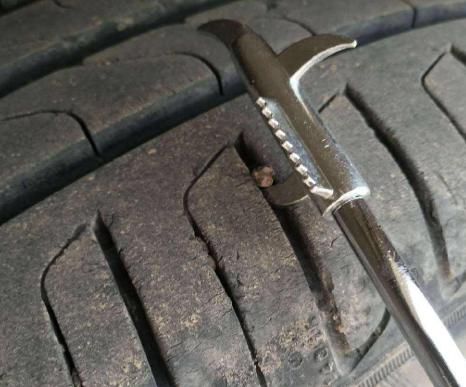 轮胎卡了很多石子怎么处理,汽车轮胎卡石子有什么办法