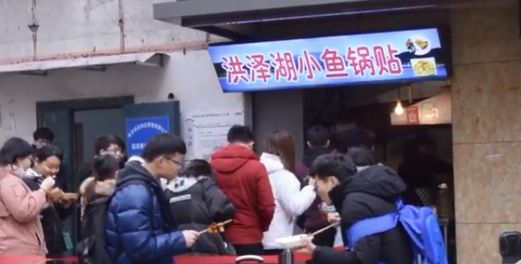 南京只够站3个人的小店，老板很少露面，3个员工每月帮他赚10万