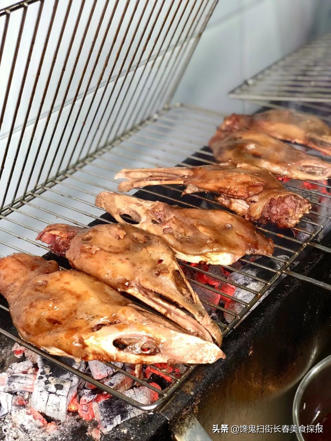 二道老厂区奇店。鹅的一切,全都炭火烤。烤鹅脖大锤抡