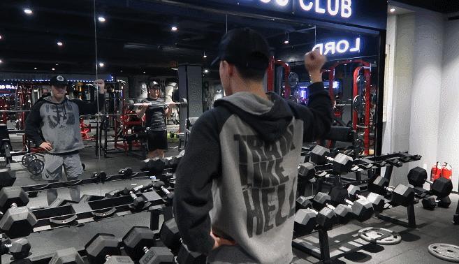 经常抬手工作,增加肩袖肌群稳定的训练